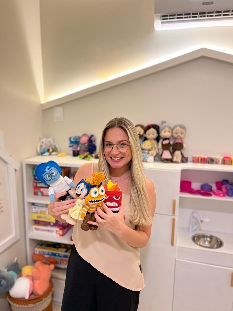 Alyne Freitas em sala infantil com recursos lúdicos